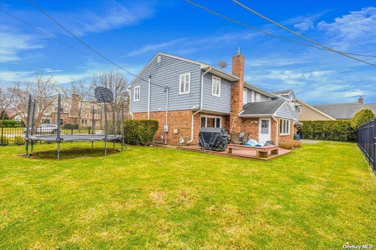 4 Midfarm Road, Rockville Centre, NY 11570