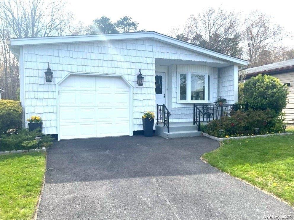 165 W Village Circle # 165, Manorville, NY 11949