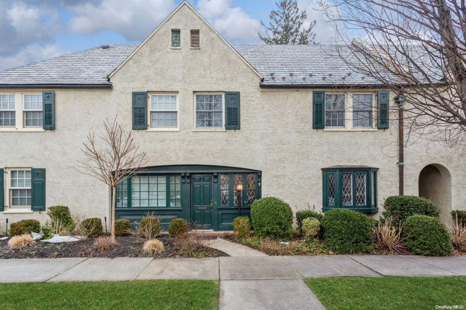 17 Franklin Court, Garden City, NY 11530