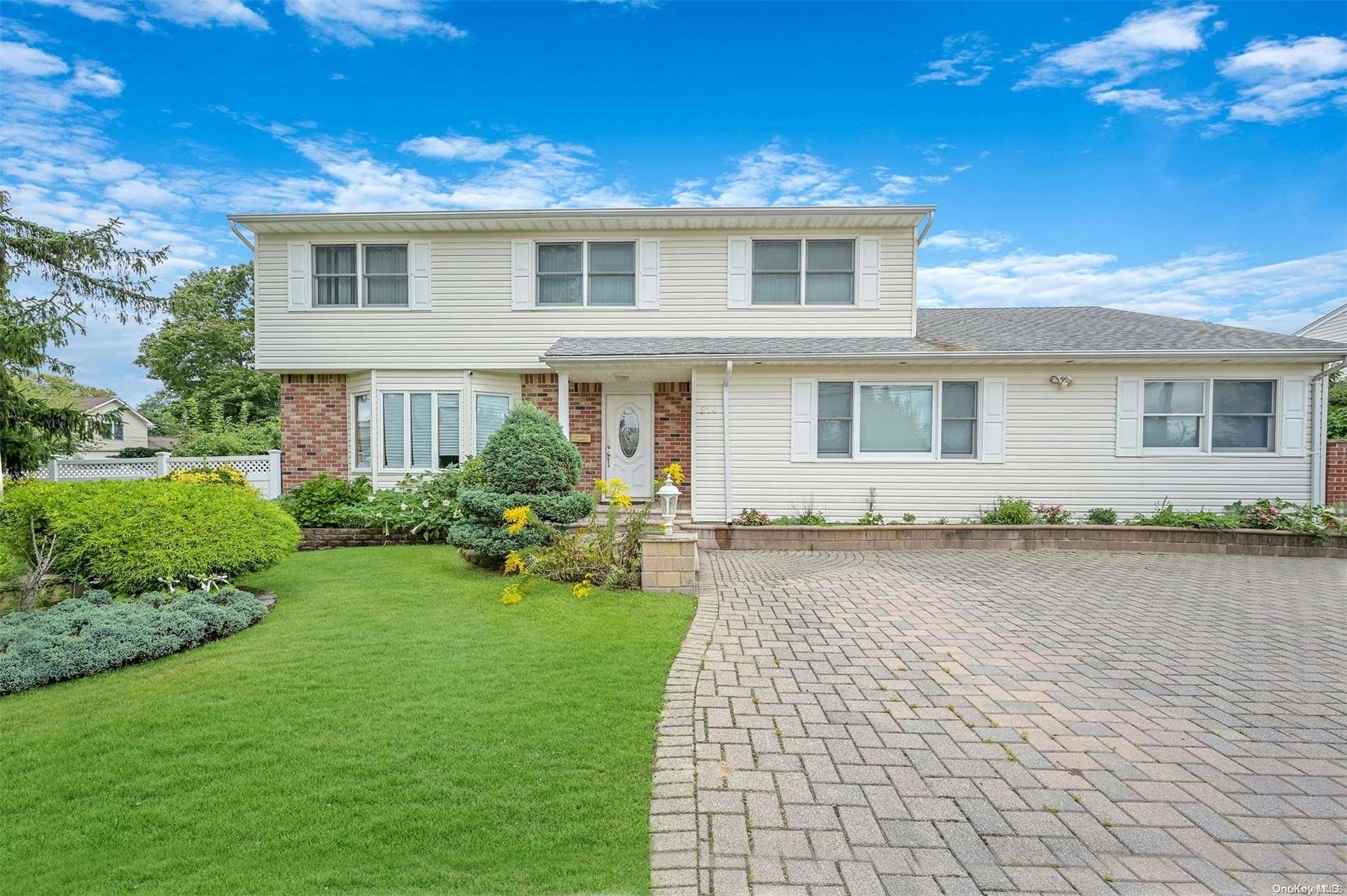 214 15th Avenue, West Babylon, NY 11704