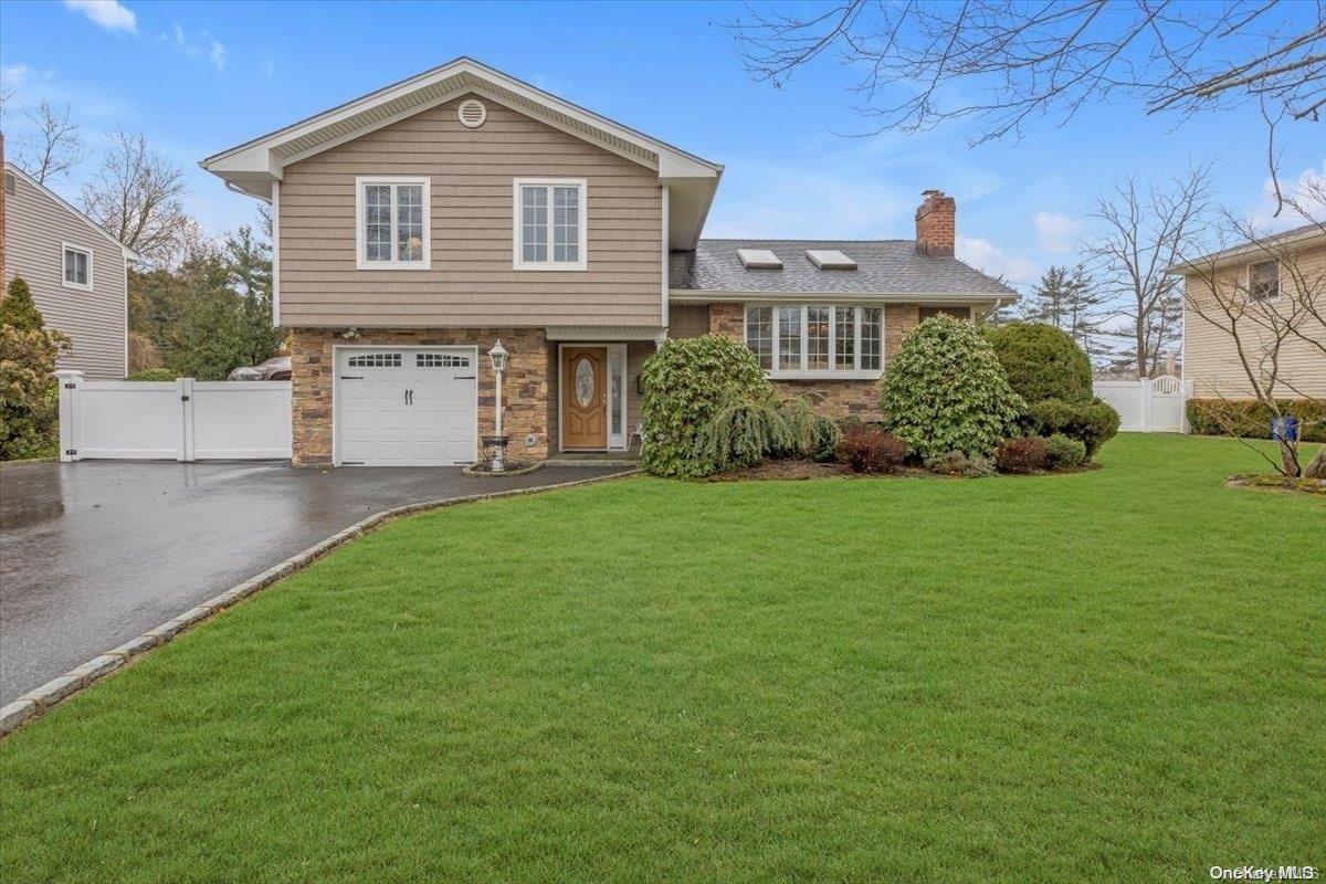 16 Elderwood Lane, Melville, NY 11747