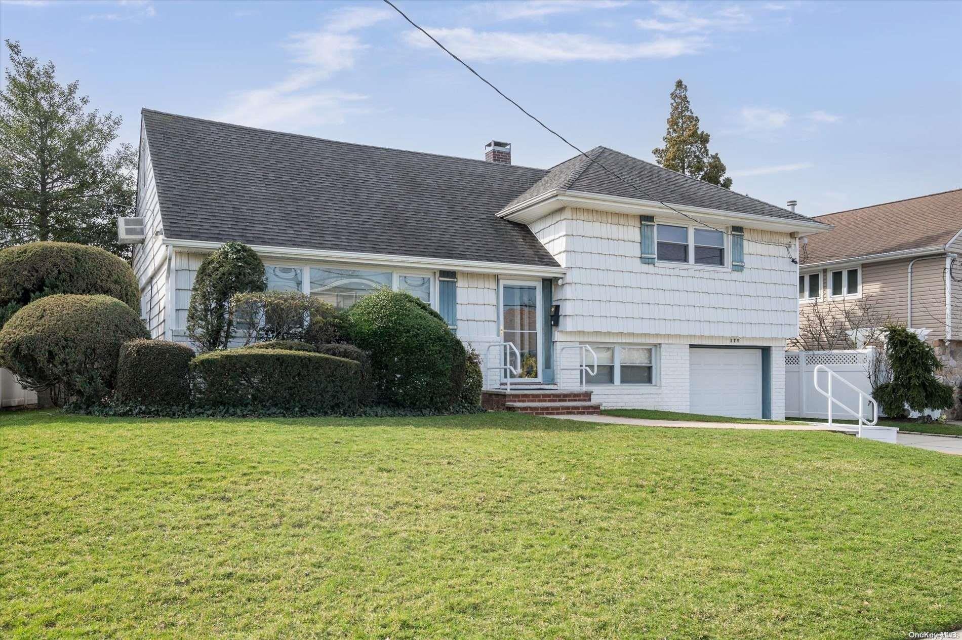 179 W Waukena Avenue, Oceanside, NY 11572