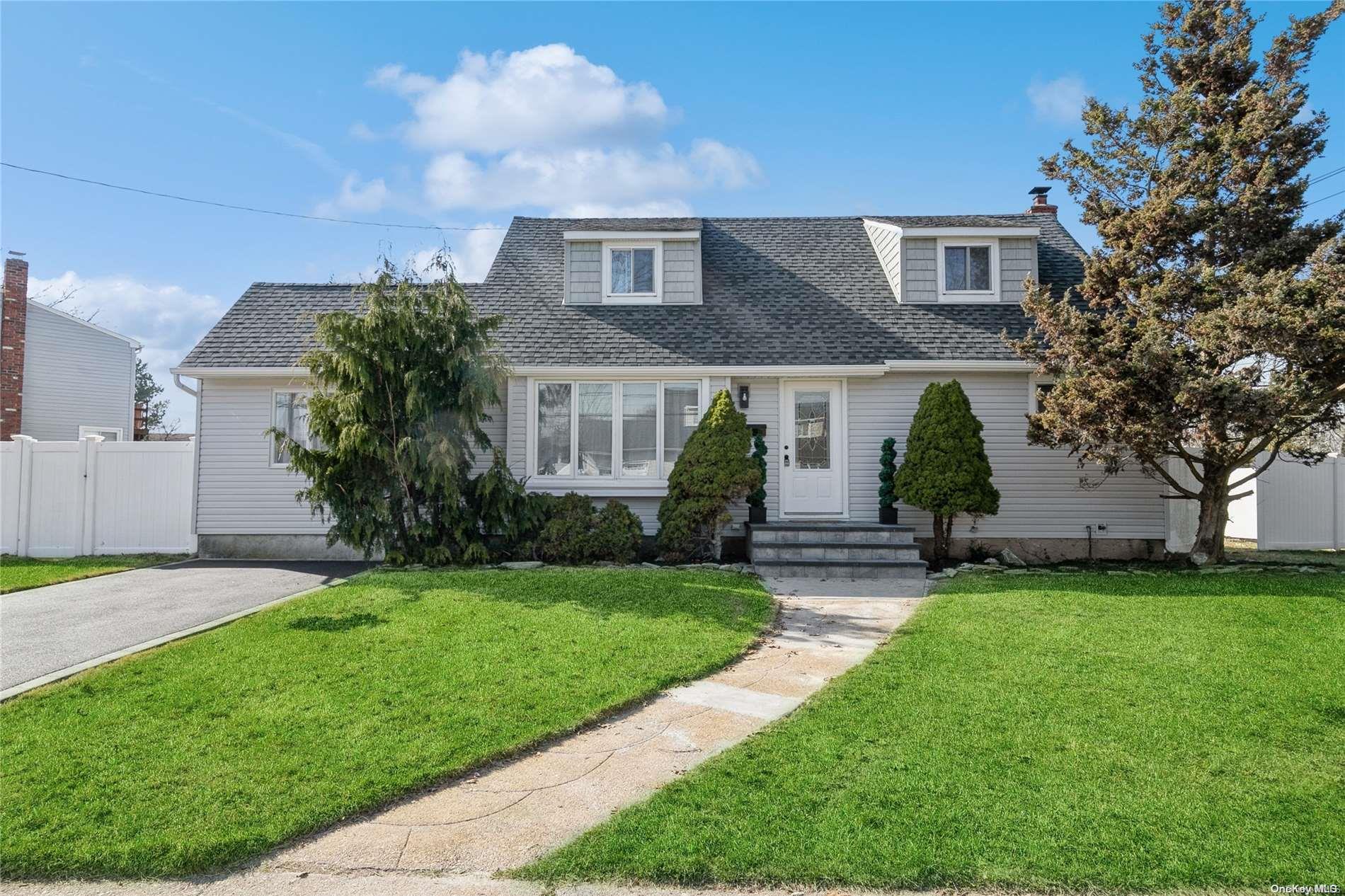 42 Surrey Lane, Massapequa Park, NY 11762