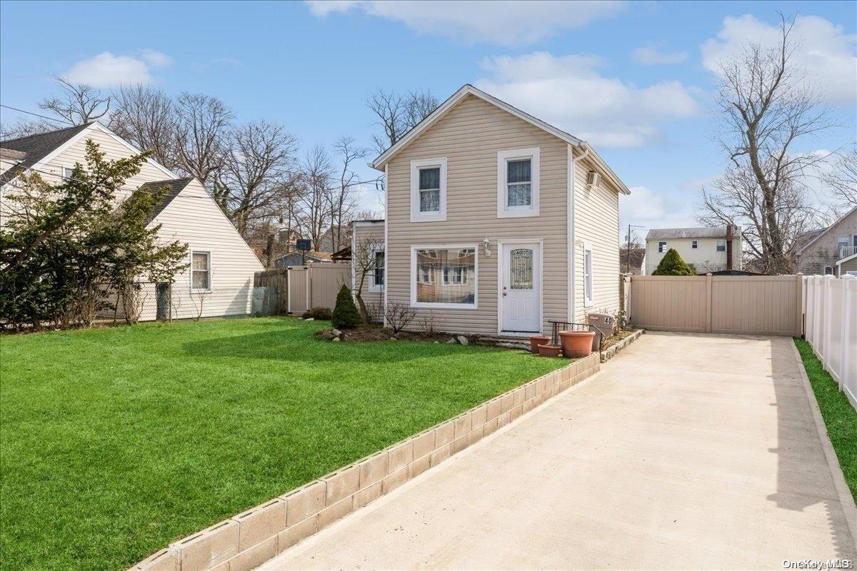 40 E Seaman Avenue, Freeport, NY 11520