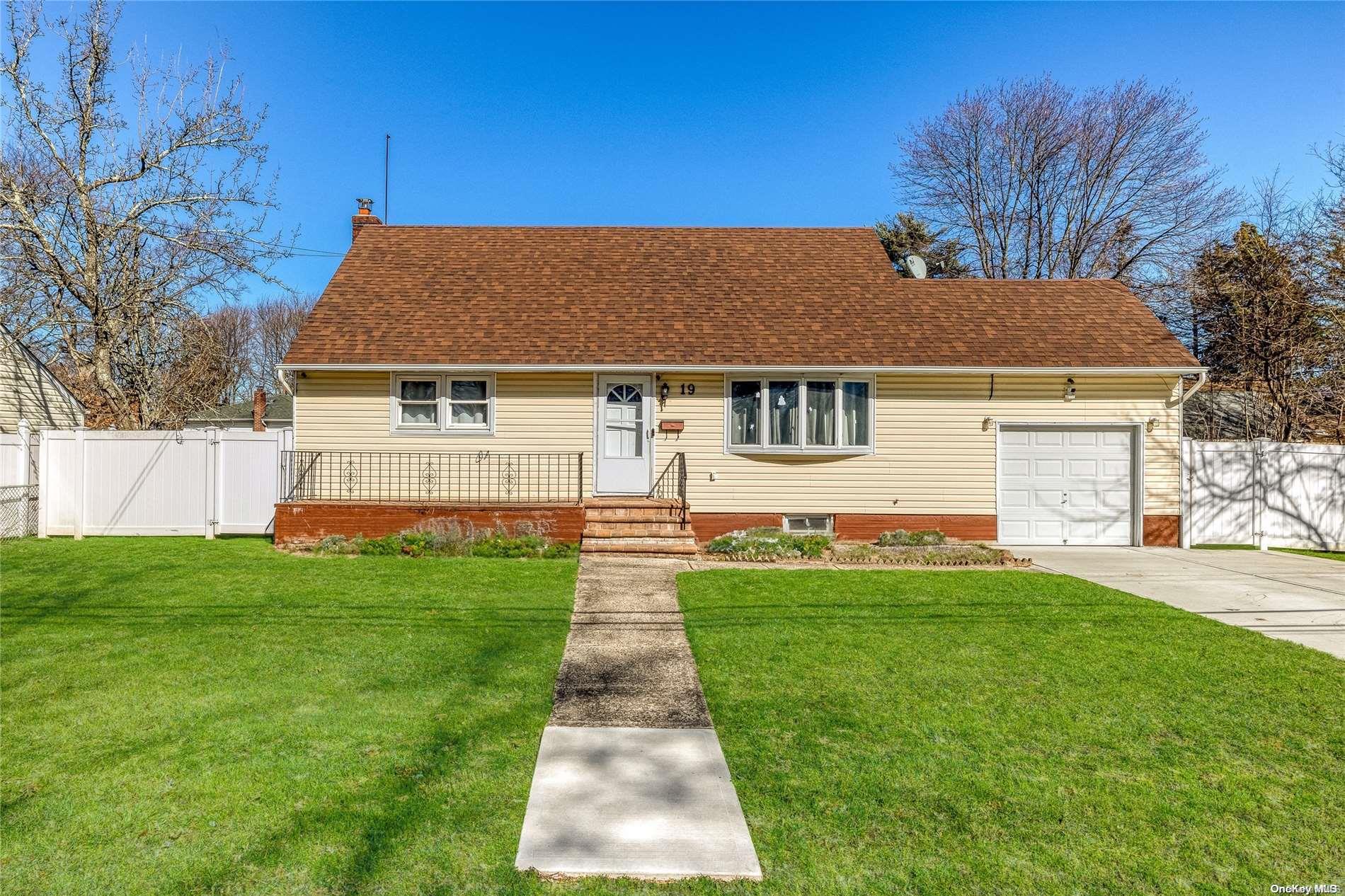 19 Mccue Avenue, Wheatley Heights, NY 11798