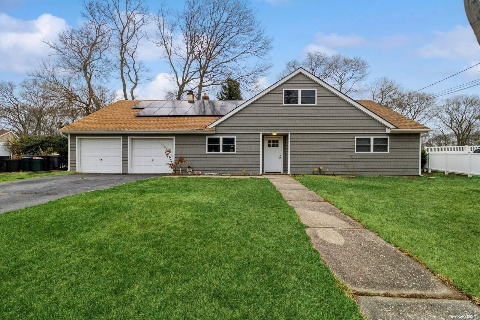 11 Namrof Lane, Holbrook, NY 11741