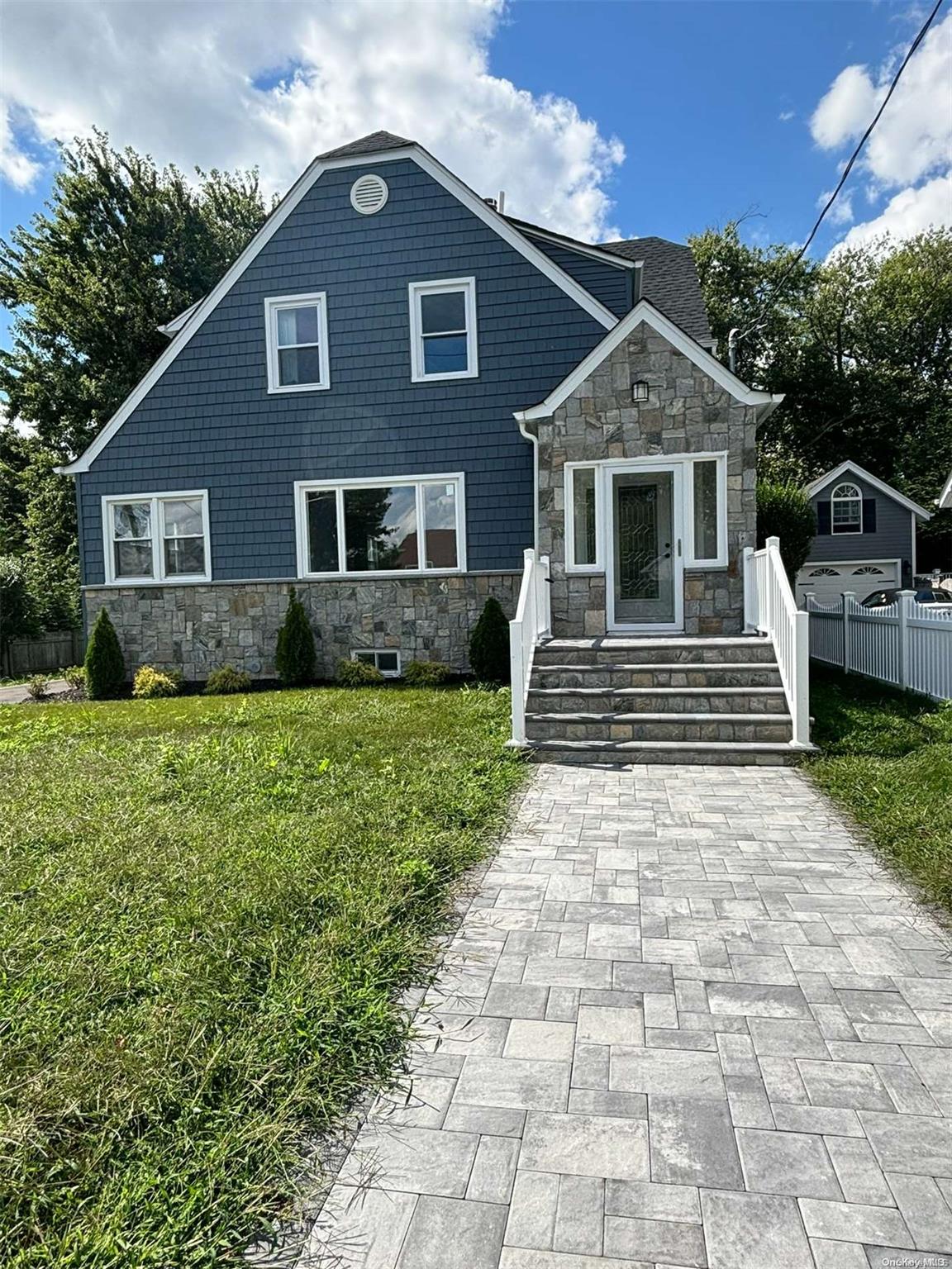 1A Carleton Avenue, Amityville, NY 11701