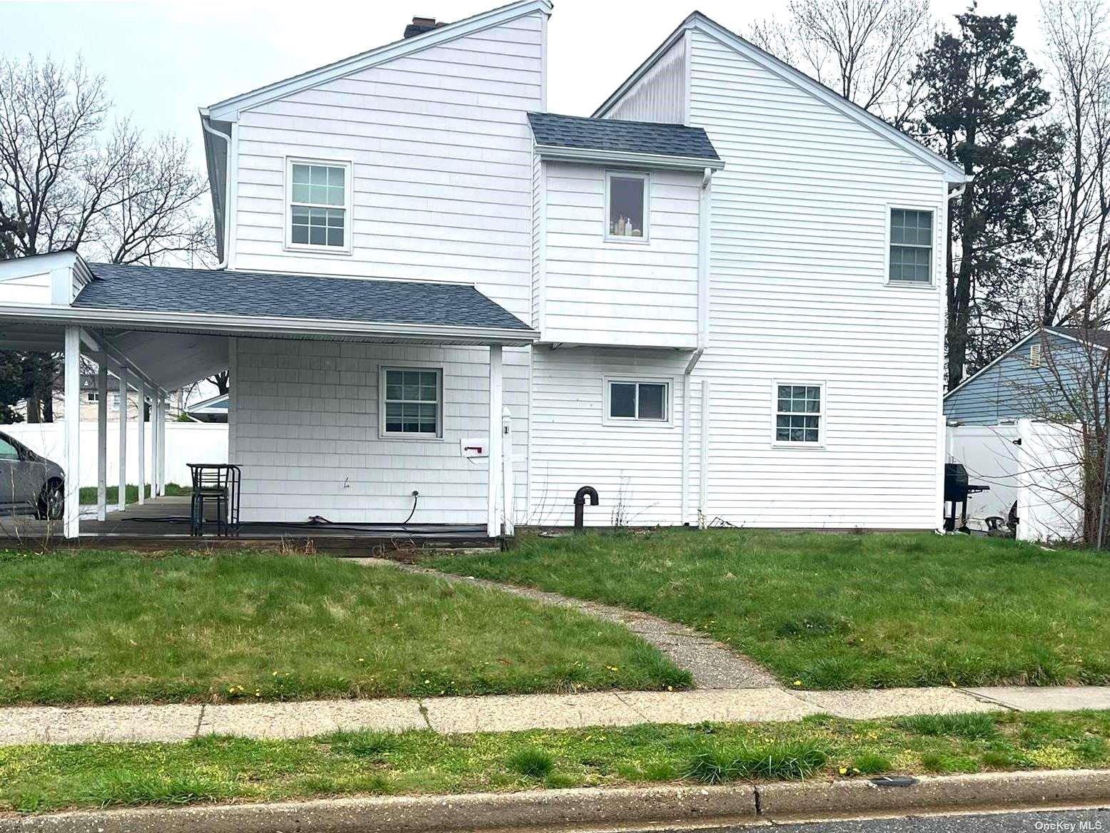 1 Woodpecker Lane, Levittown, NY 11756