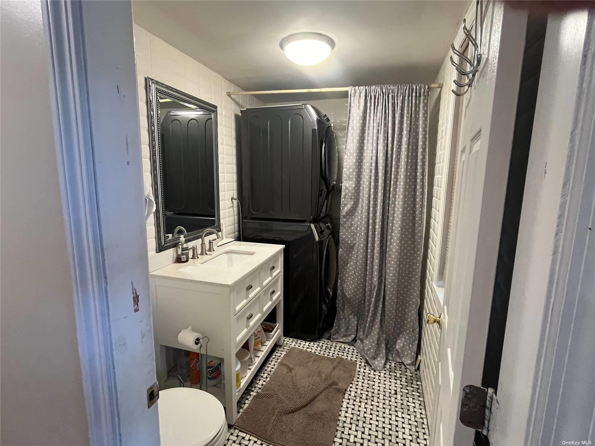 1 Woodpecker Lane, Levittown, NY 11756