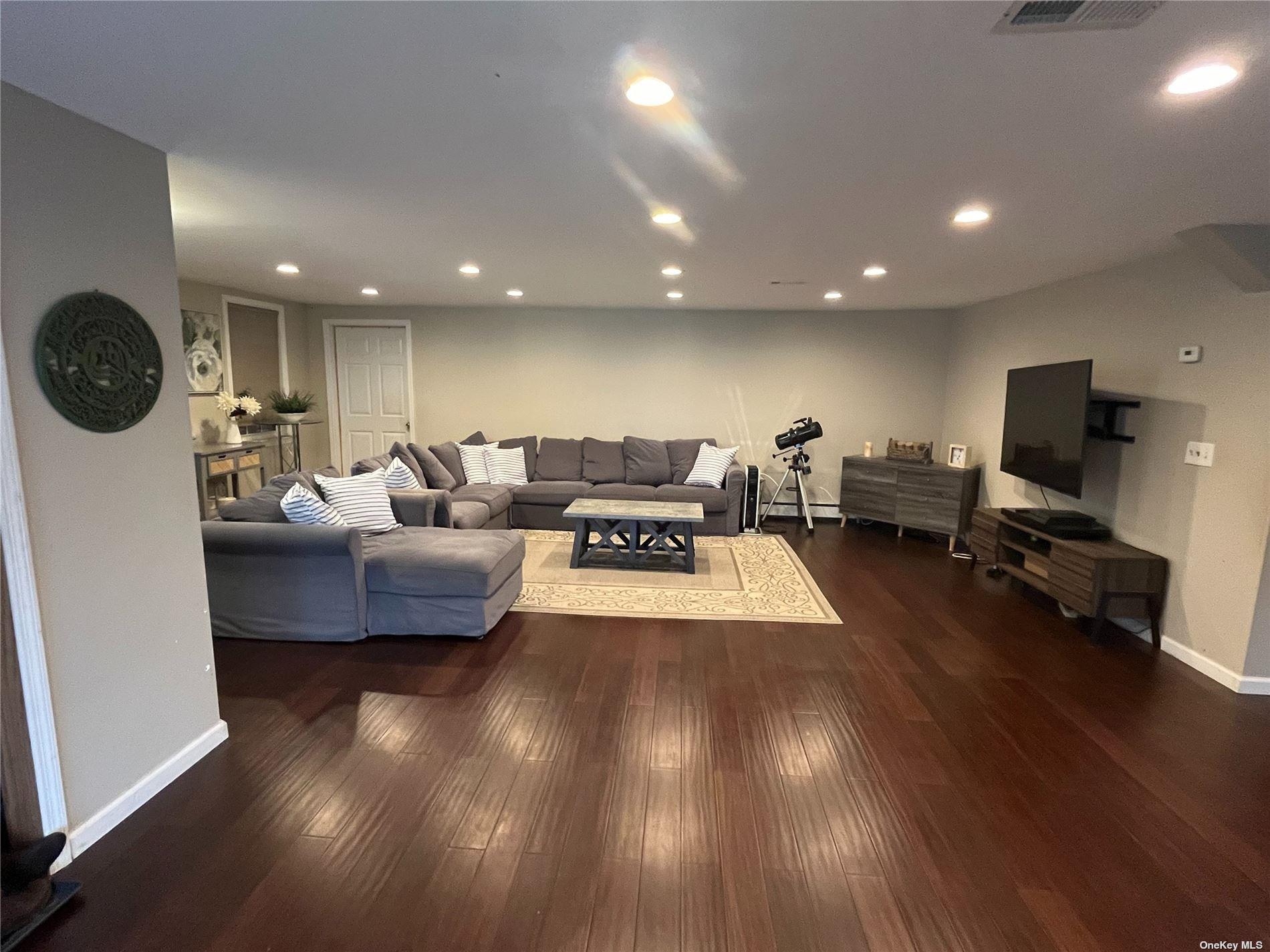 1 Woodpecker Lane, Levittown, NY 11756