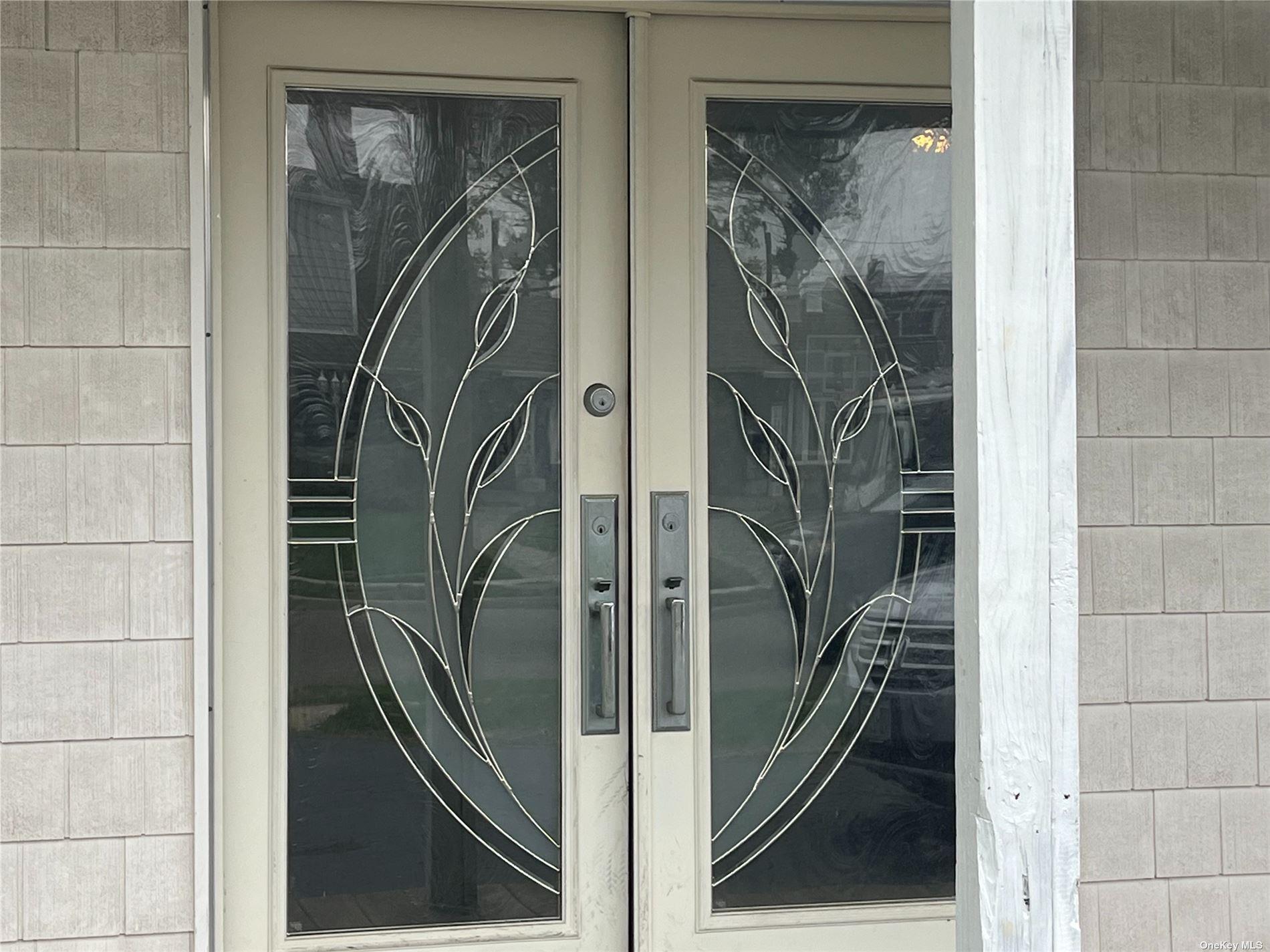 1 Woodpecker Lane, Levittown, NY 11756