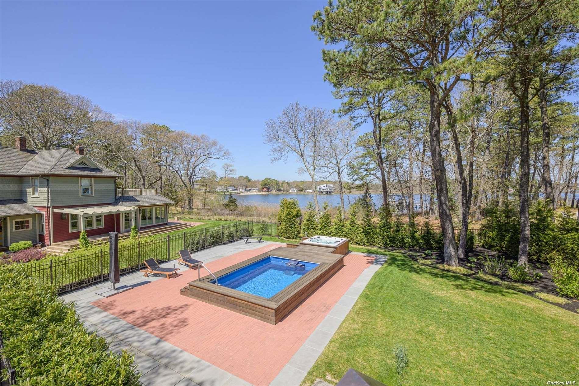 17 Huntington Lane, Flanders, NY 11901