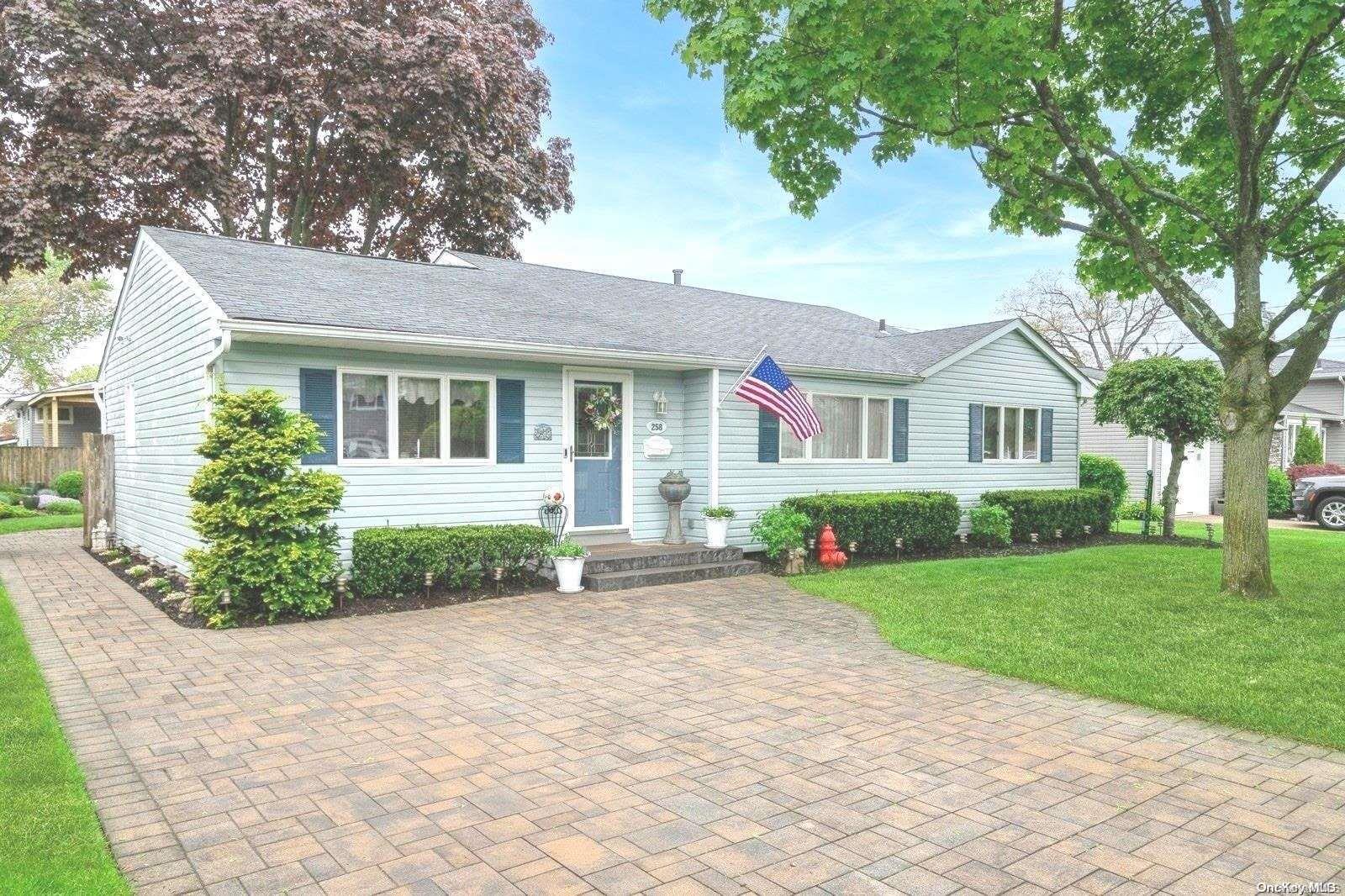 258 W 15th Street, Deer Park, NY 11729