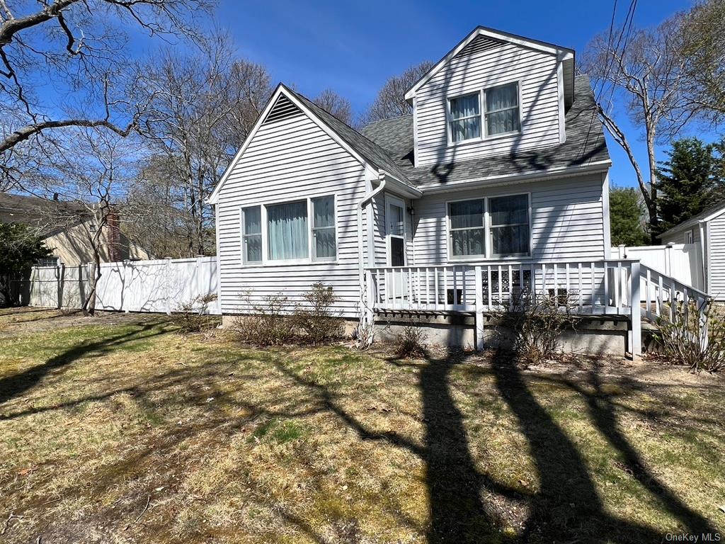 5 Lynncliff Road, Hampton Bays, NY 11946