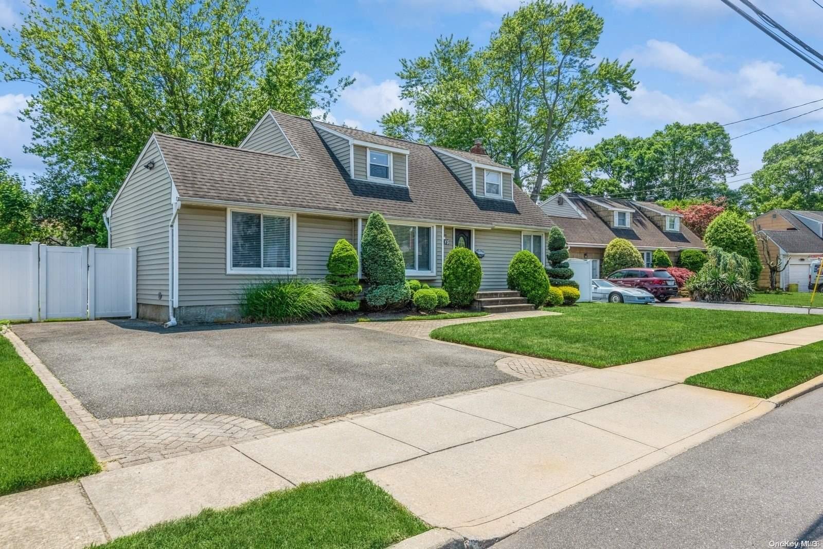 15 Rustwood Place, Massapequa Park, NY 11762