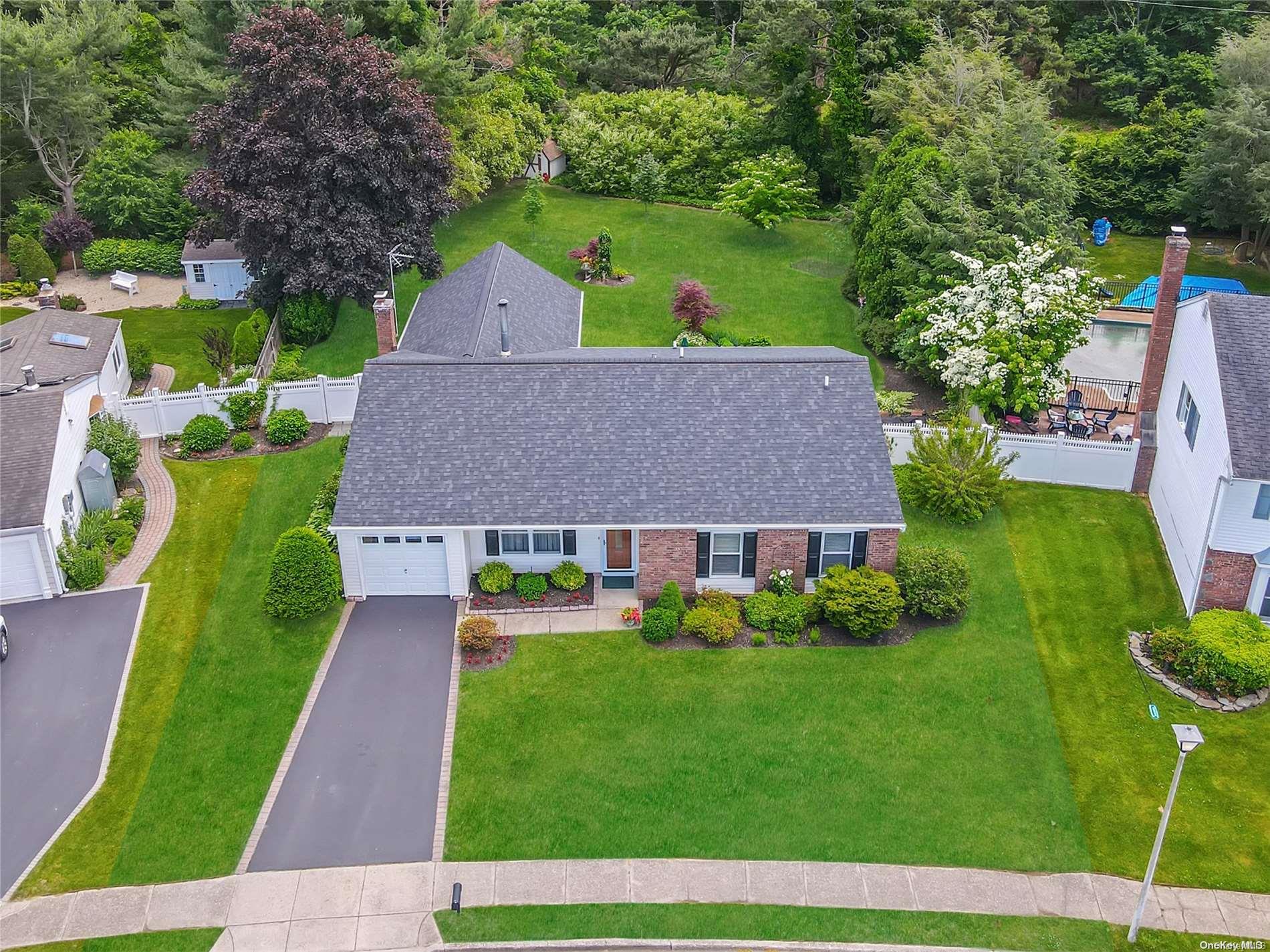 23 Glen Summer Road, Holbrook, NY 11741