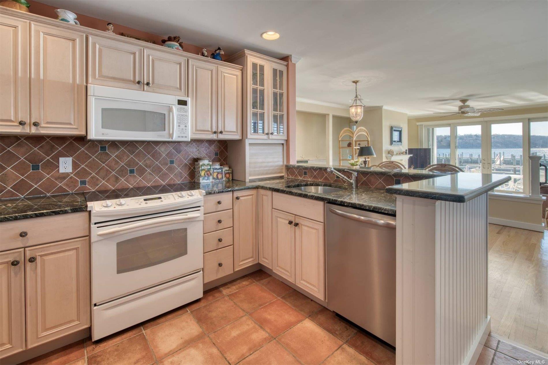 8 Oyster Point, Greenport, NY 11944