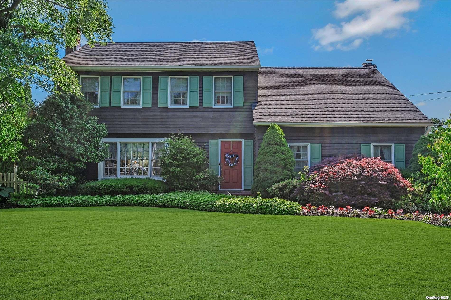 28 Riverview Avenue, Oakdale, NY 11769