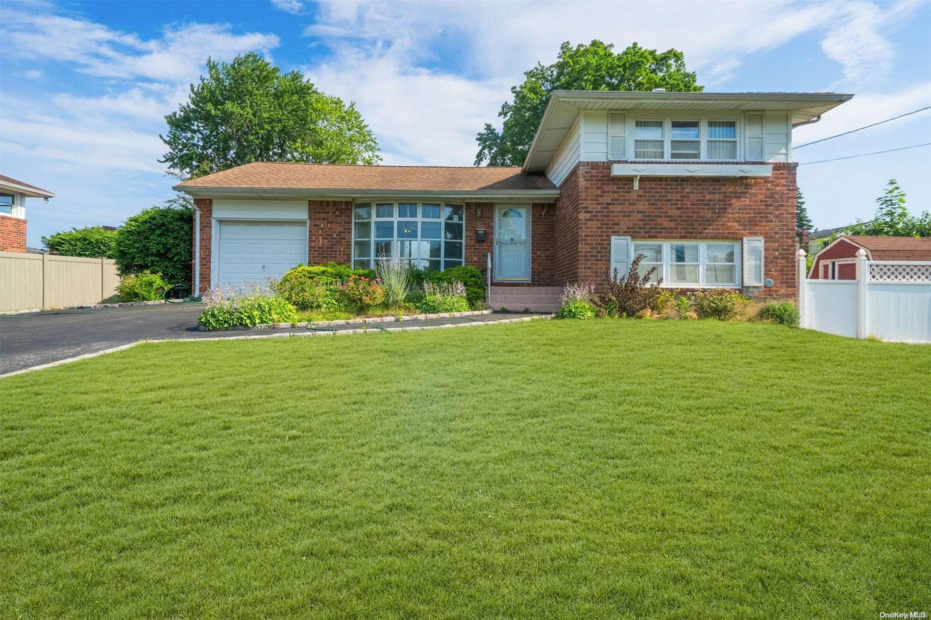 20 Elmwood Road, Deer Park, NY 11729