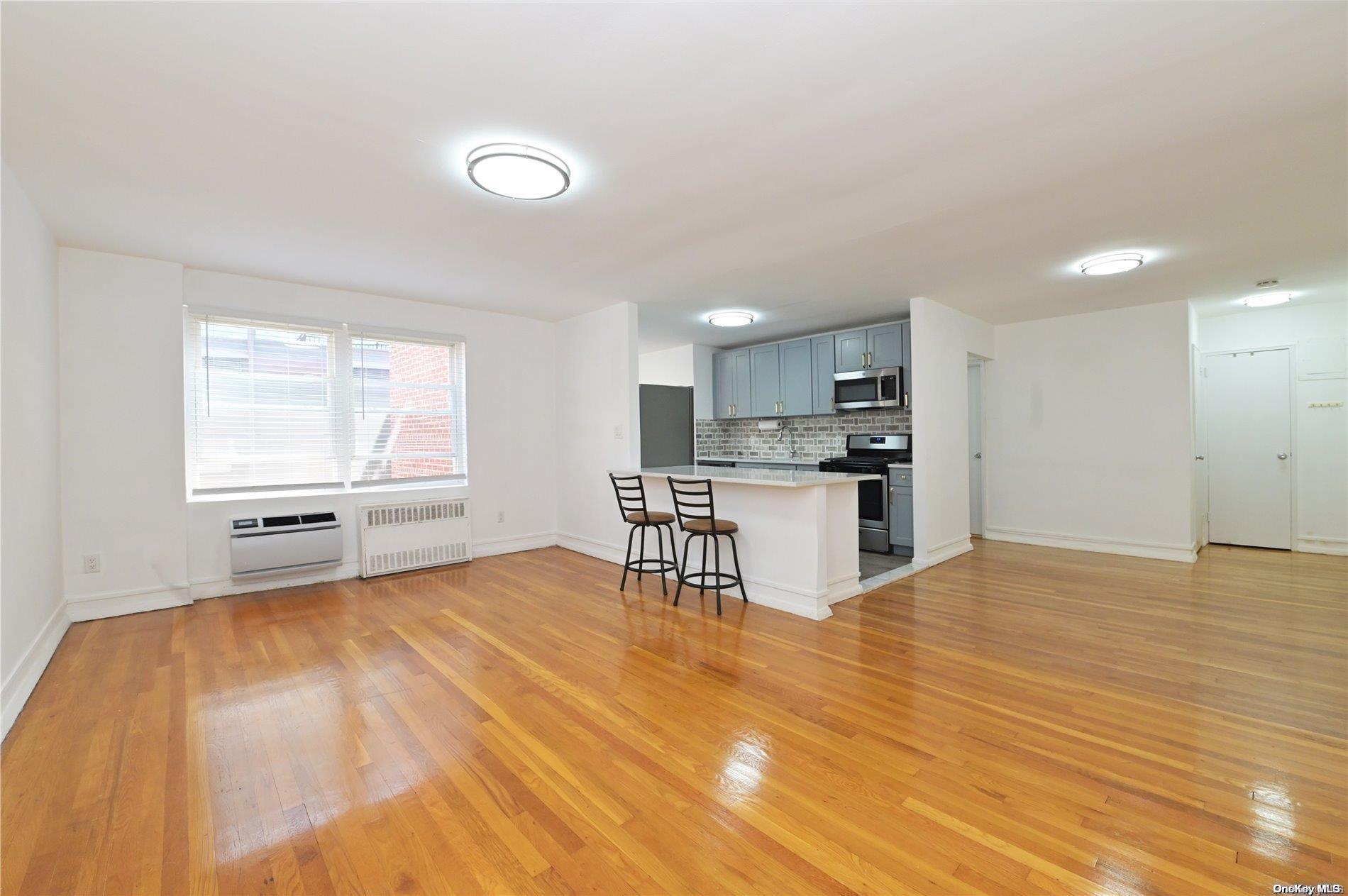 30 Stoner Avenue # 3R, Great Neck, NY 11021