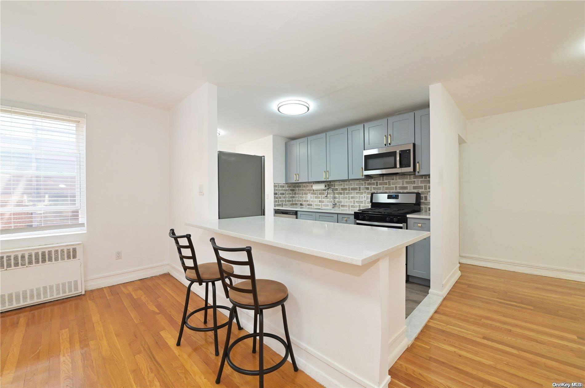 30 Stoner Avenue # 3R, Great Neck, NY 11021