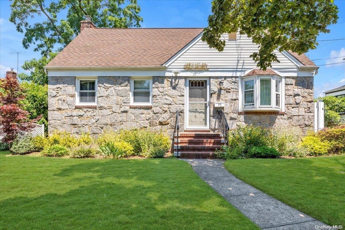 23 W Dover Street, Valley Stream, NY 11580