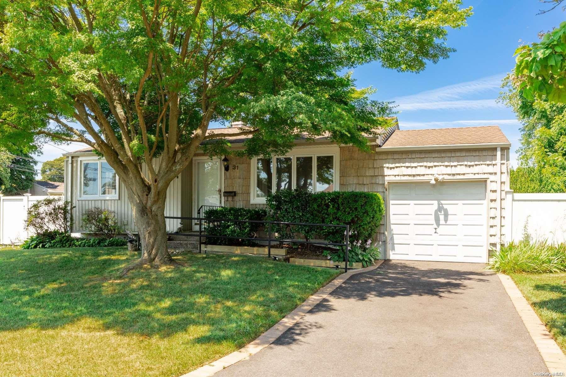 31 14th Street, Bohemia, NY 11716