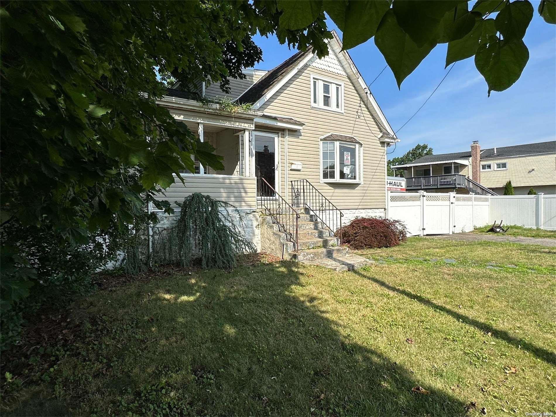 1 Lee Court, Merrick, NY 11566