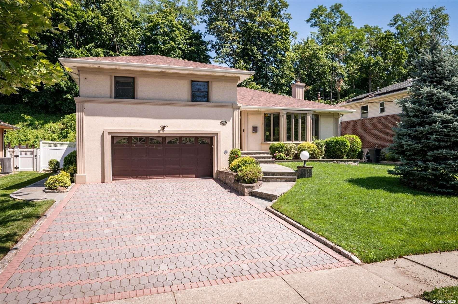 47 Stratford N, Roslyn Heights, NY 11577