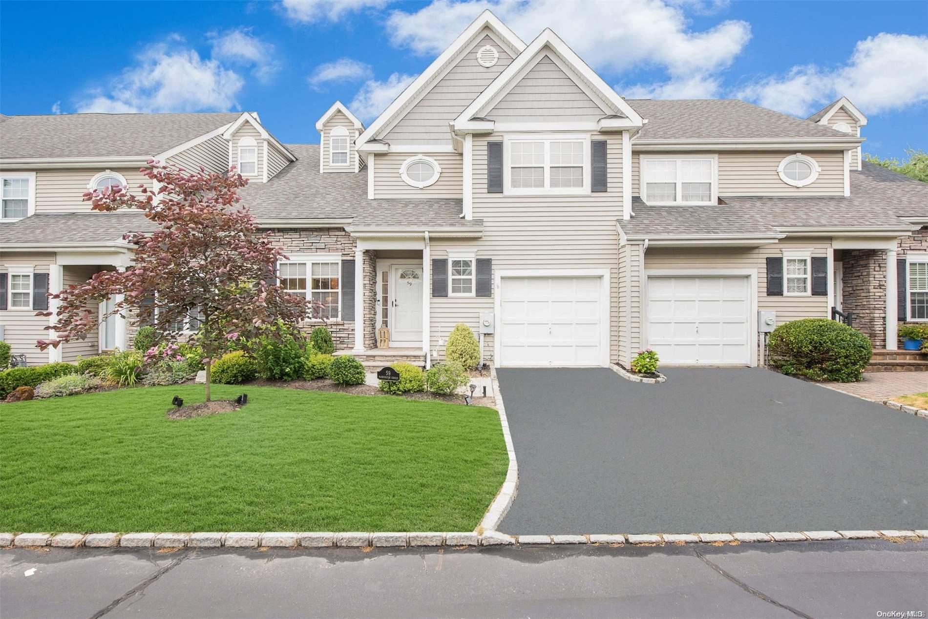 59 Paddington Circle # 59, Smithtown, NY 11787