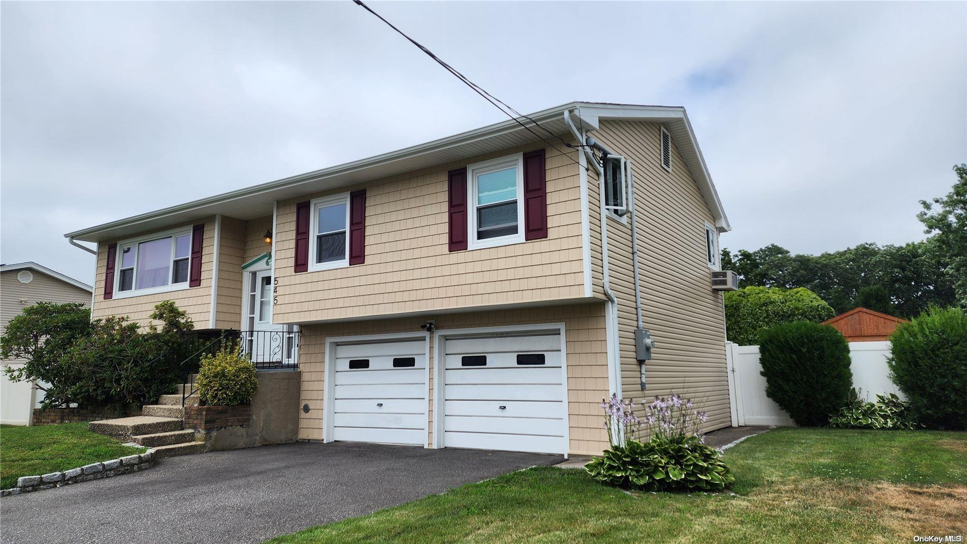 545 Polaris Street, North Babylon, NY 11703