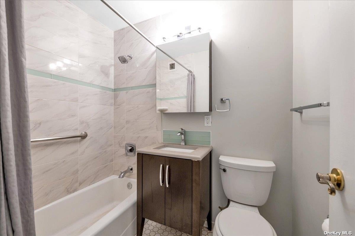 61-20 Grand Central Parkway # C303, Forest Hills, NY 11375