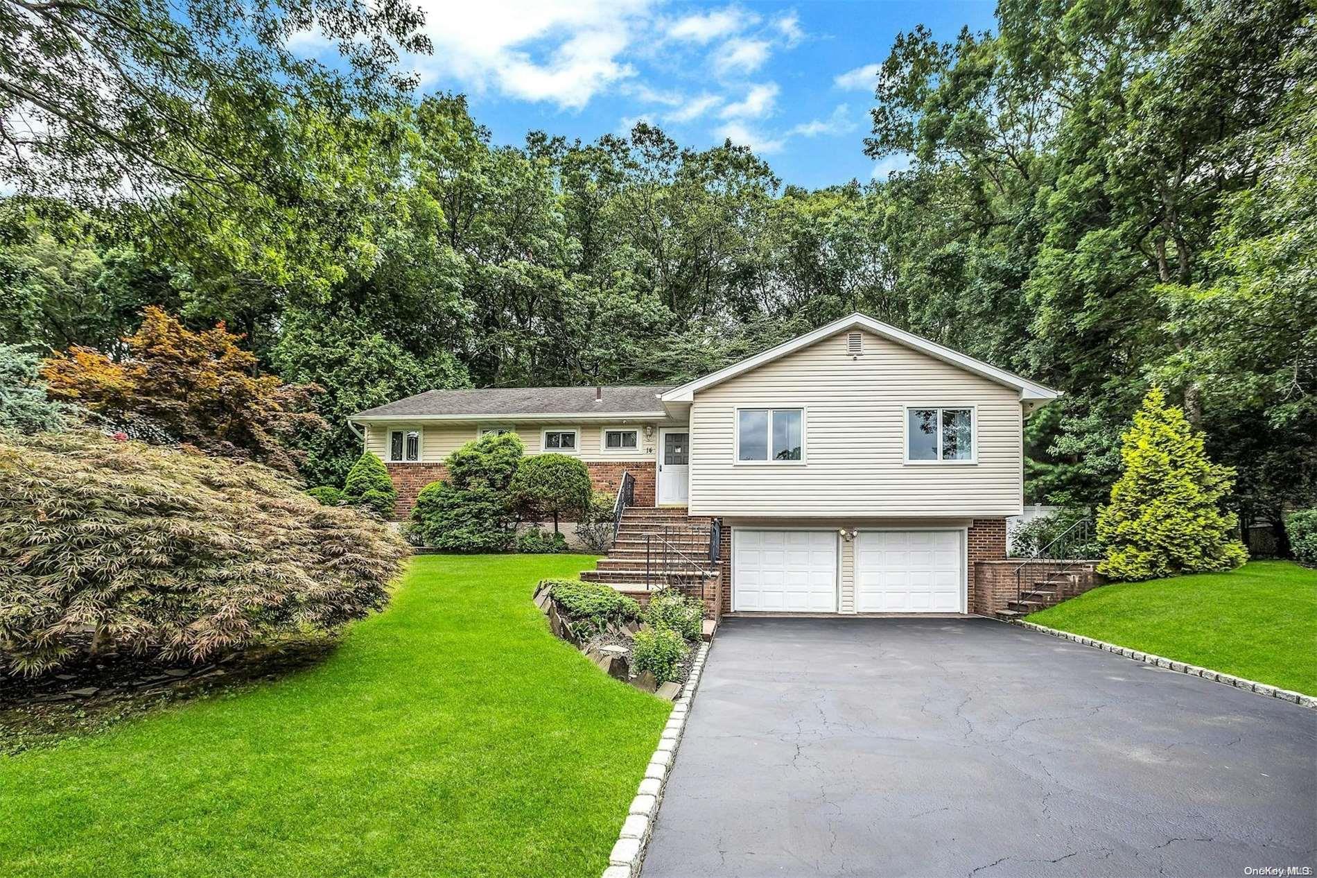 14 Glenwood Drive, Hauppauge, NY 11788