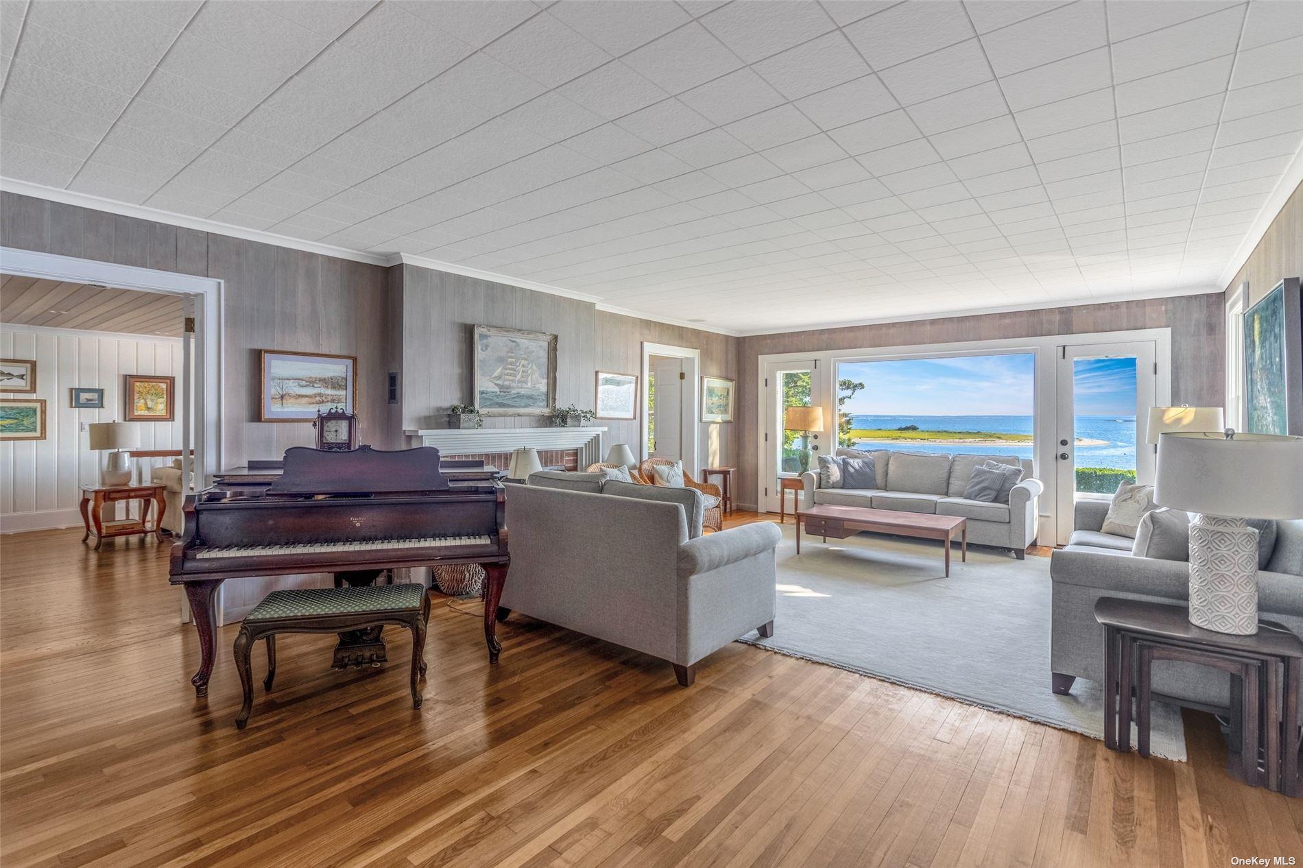 930 W Cove Road, Cutchogue, NY 11935