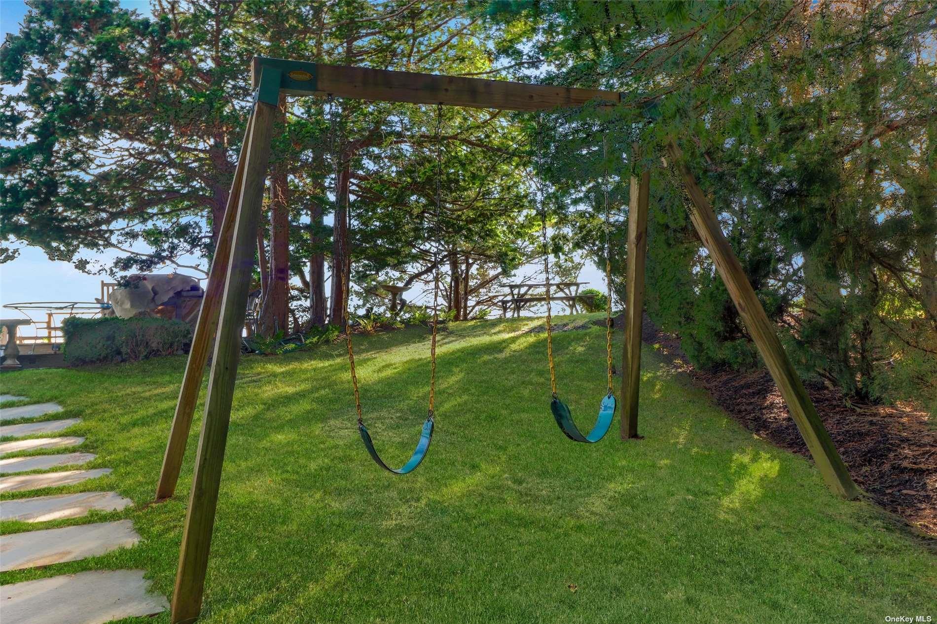 930 W Cove Road, Cutchogue, NY 11935