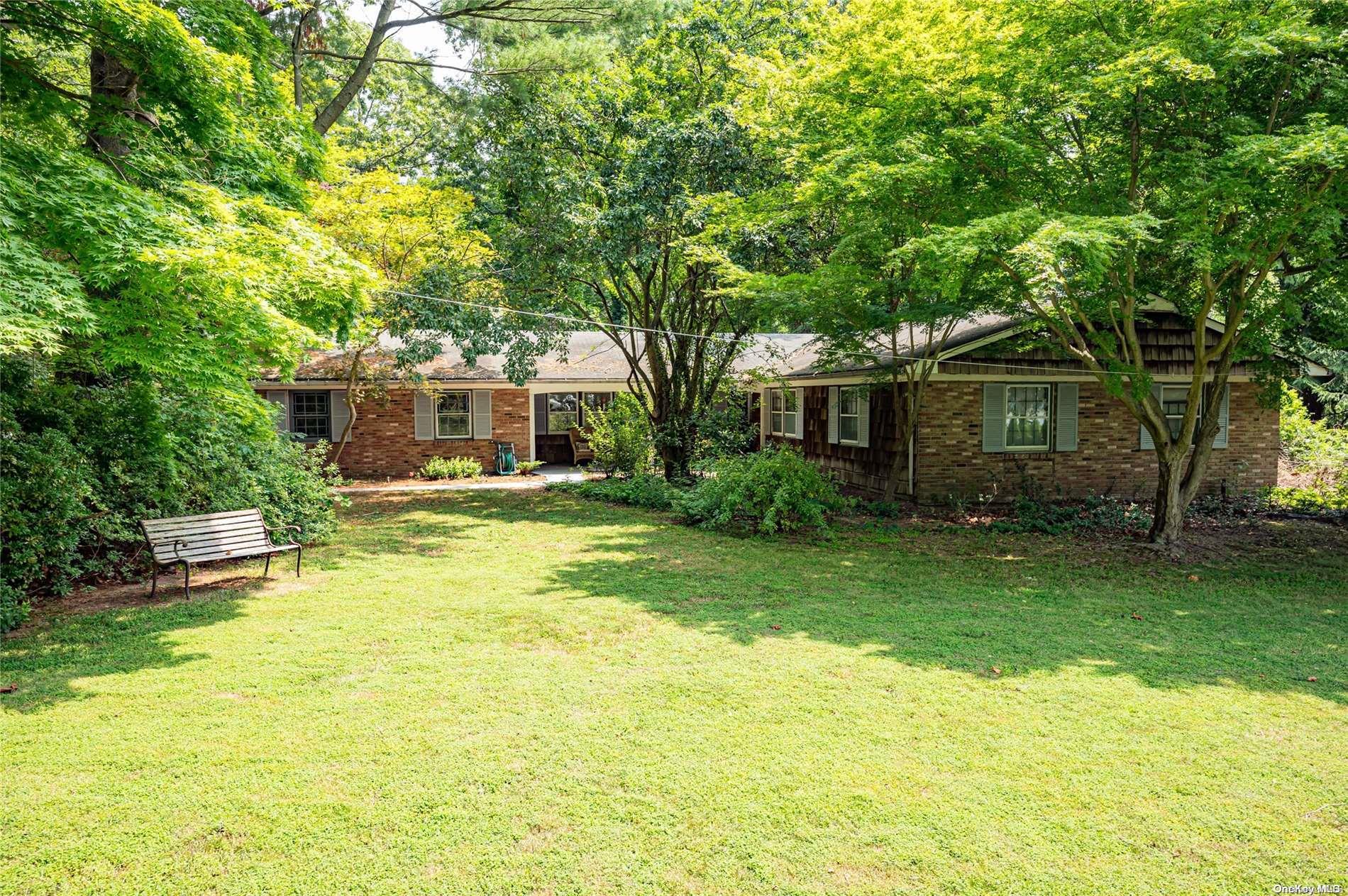 4 Woods End Road S, Dix Hills, NY 11746