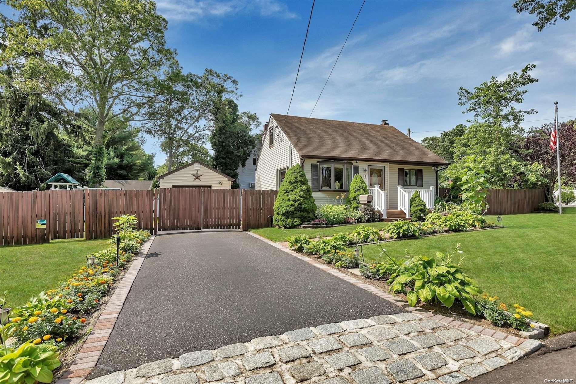 6 Oakwood Street, Blue Point, NY 11715