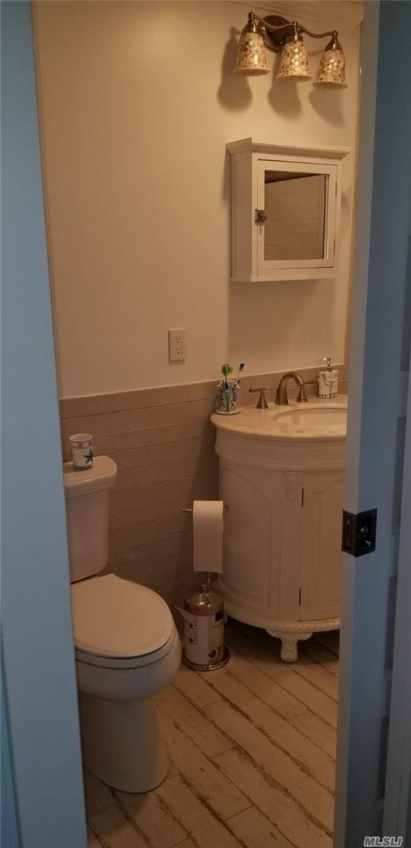 7 Crescent Walk, Seaview, NY 11770