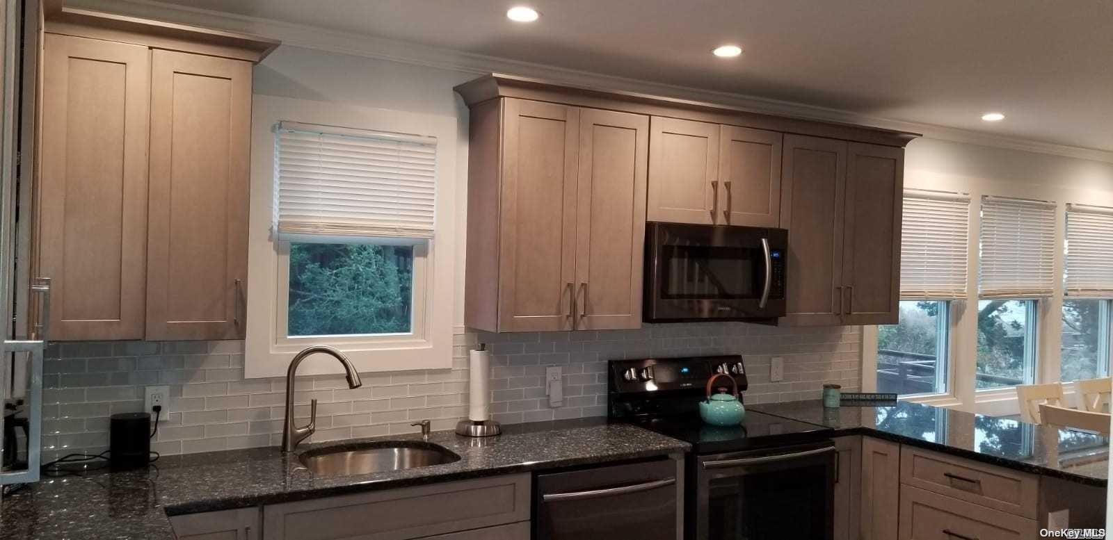 7 Crescent Walk, Seaview, NY 11770