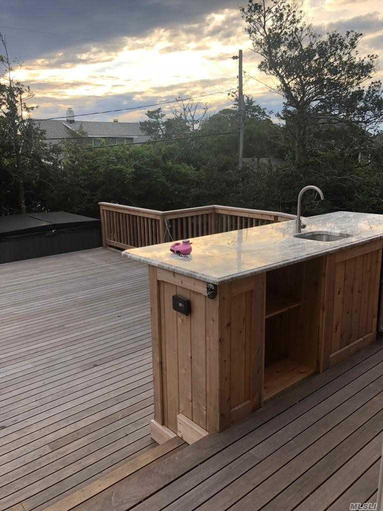 7 Crescent Walk, Seaview, NY 11770