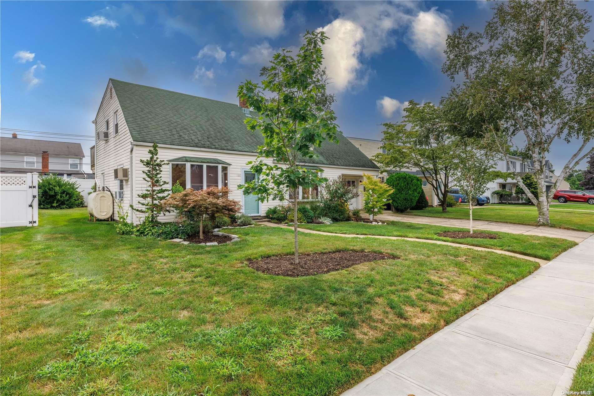 33 Oaktree Lane, Levittown, NY 11756