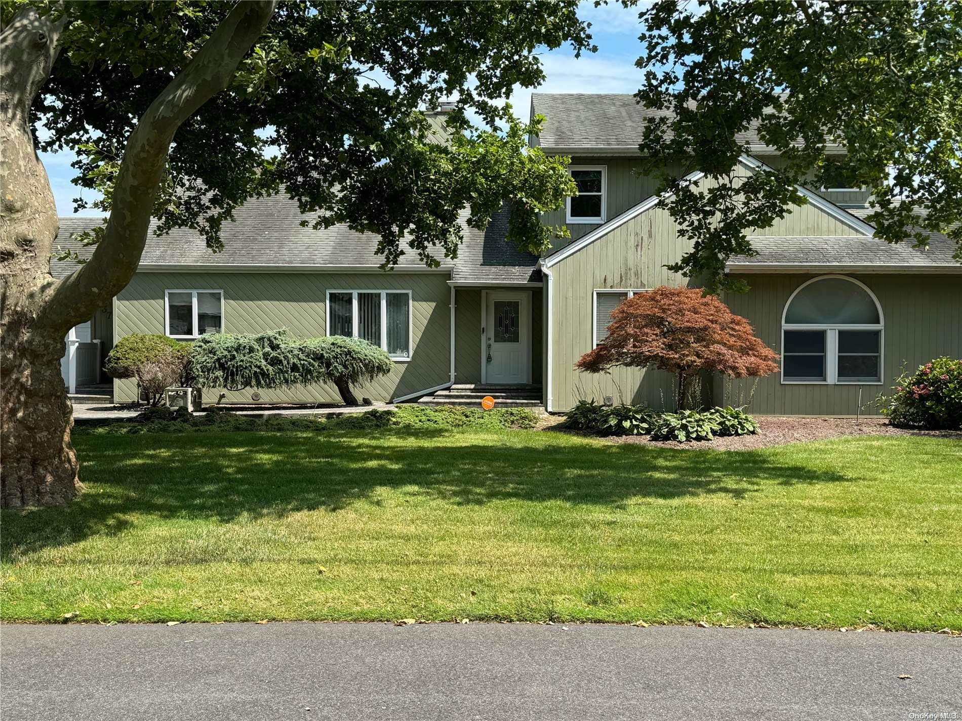 37 E Davison Lane, West Islip, NY 11795