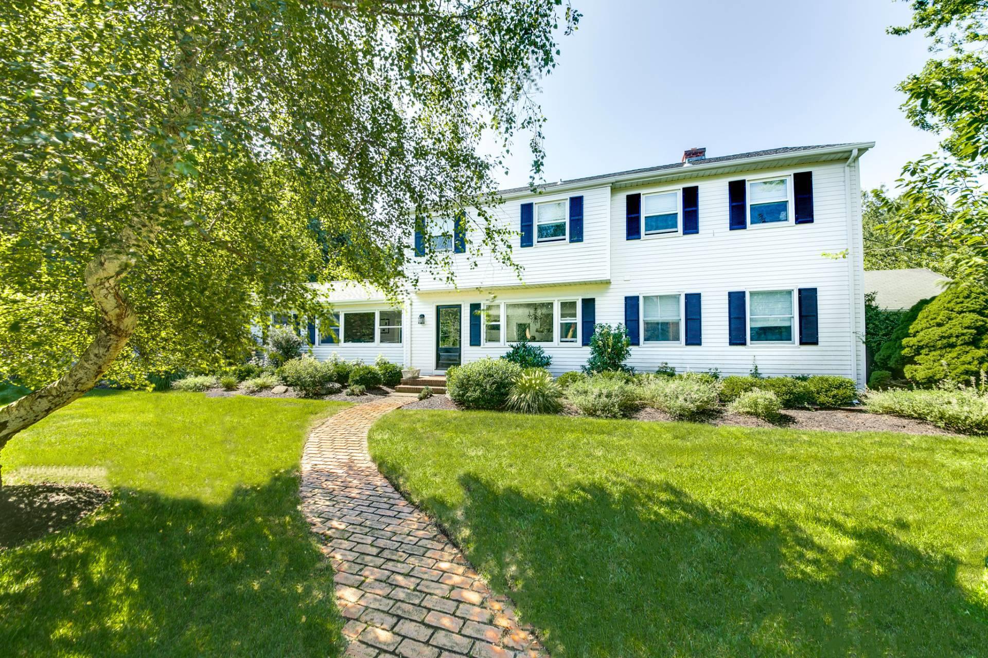 4 Hampton Harbor Road, Hampton Bays, NY 11946