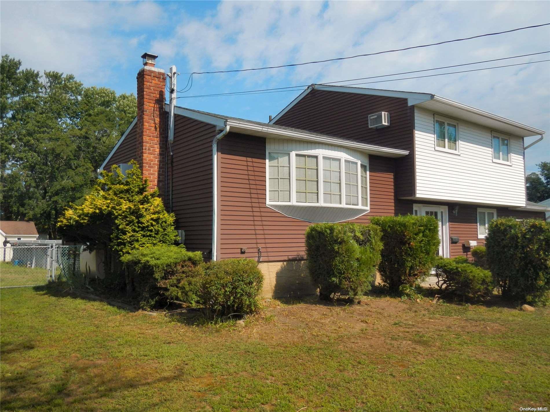 16 Greentree Drive, Oakdale, NY 11769