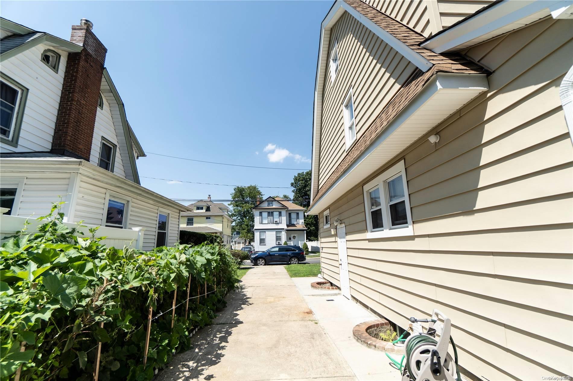 66 Willow Ave, Hempstead, NY 11550