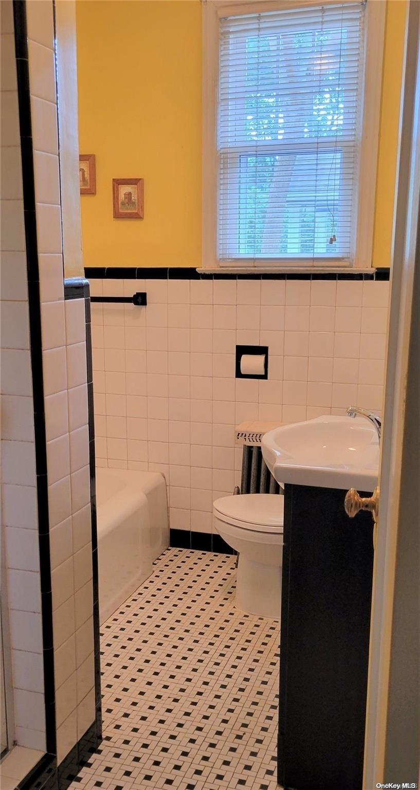 138 Hewlett Avenue, Merrick, NY 11566