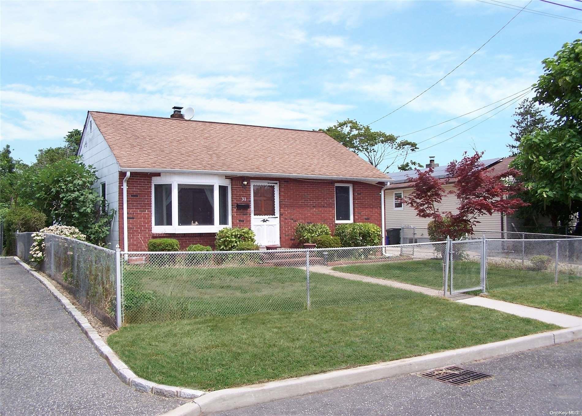 31 Brennan Place, Deer Park, NY 11729