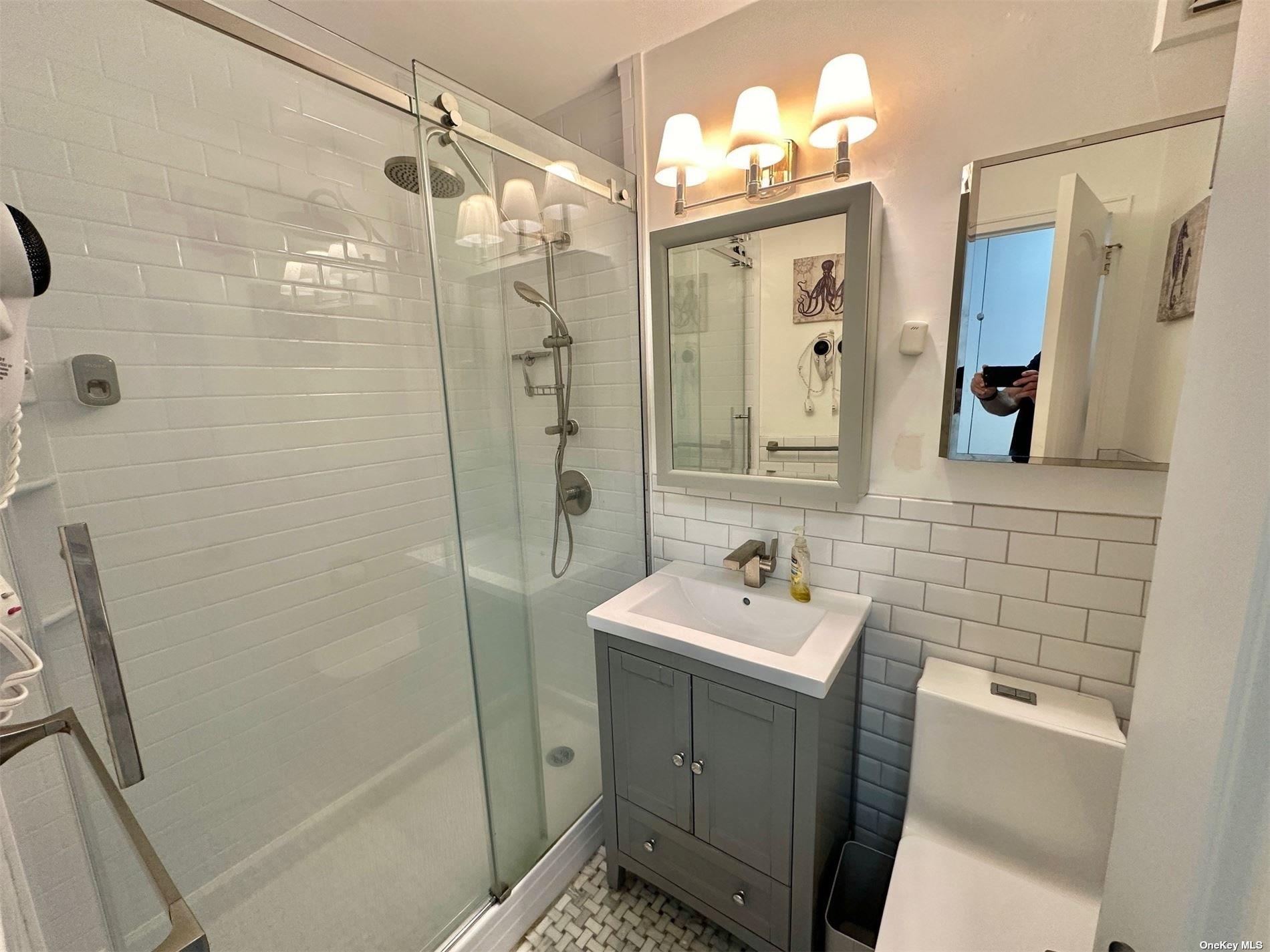 61-20 Grand Central Parkway # B401, Forest Hills, NY 11375