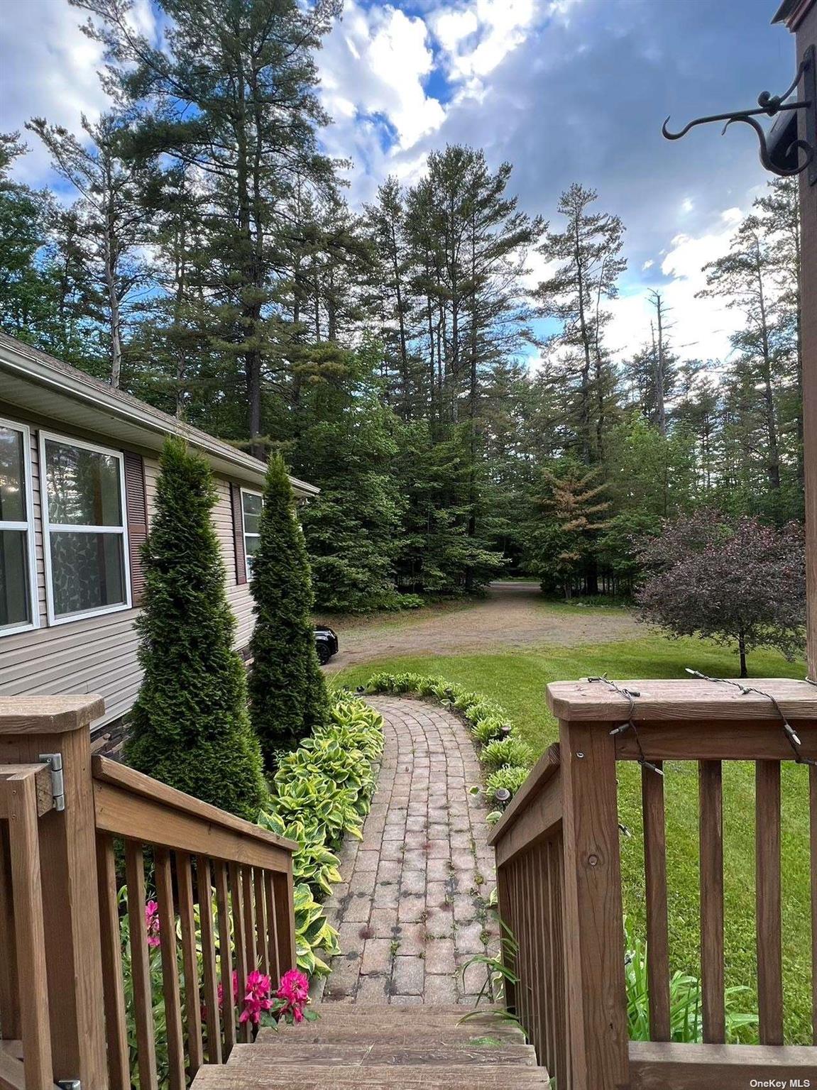 9 Pinekill Ln, Windham, NY 12496