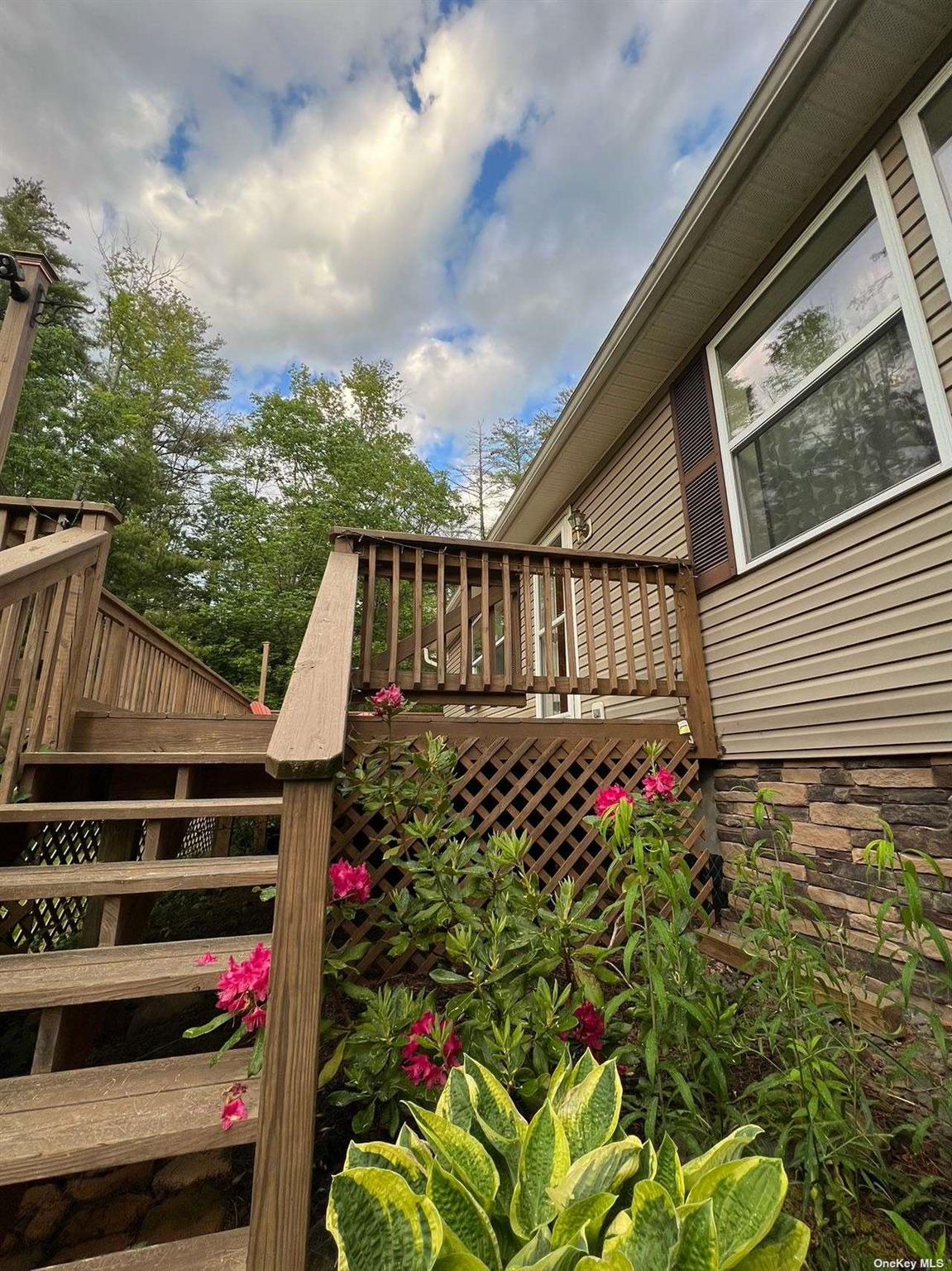 9 Pinekill Ln, Windham, NY 12496